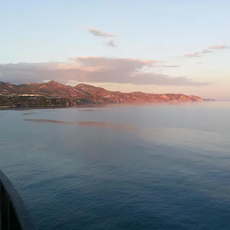 Playa Torrecilla Piscina Centro 2 Nerja